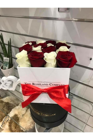Quadratische Box mit Schnittrosen