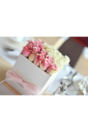 Quadratische Box mit Schnittrosen